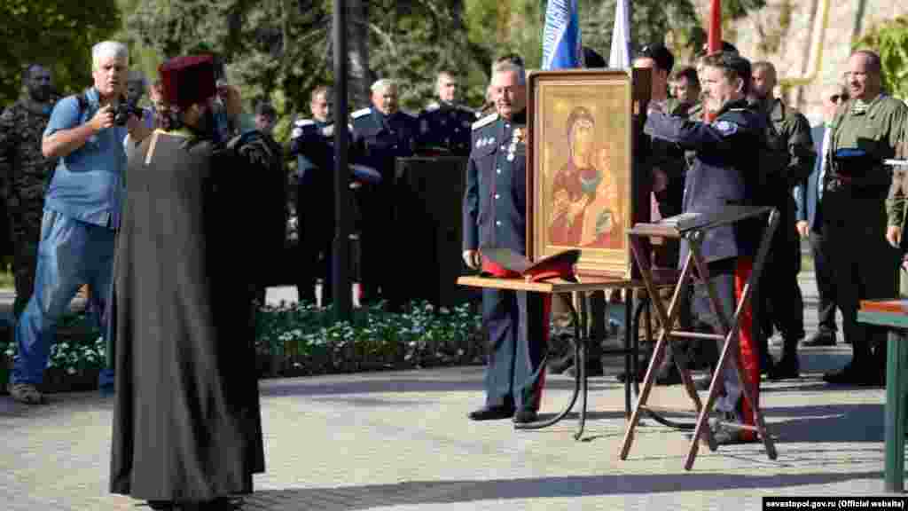 Стройовий огляд &laquo;Севастопольського казачого округу&raquo; в Катерининському сквері Севастополя, 2 вересня 2017 року