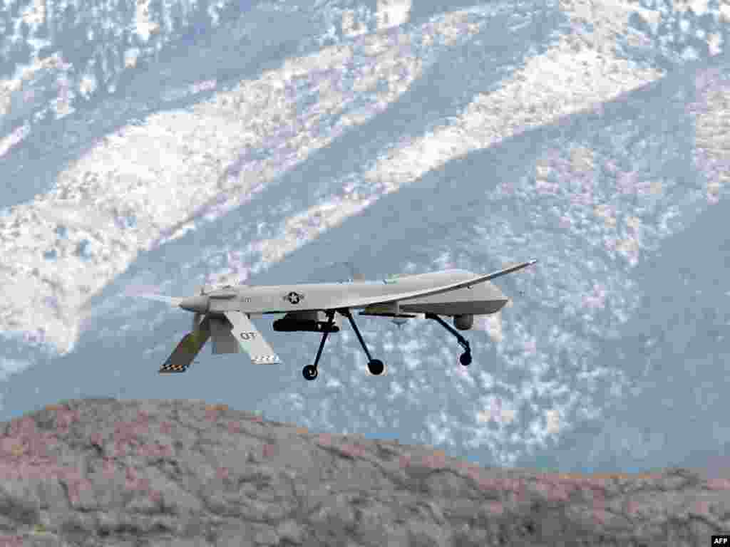 SAD - MQ-1B Predator bezpilotni avion - Ovako izgleda Predator, MQ-1B , američka letjelica koja se upotrebljava za patroliranje u Iraku i Avganistanu. Letjelica ima elektronsko upravljanje iz baze. Podaci kažu da Amerika trenutno ima 116 ovakvih aviona. 