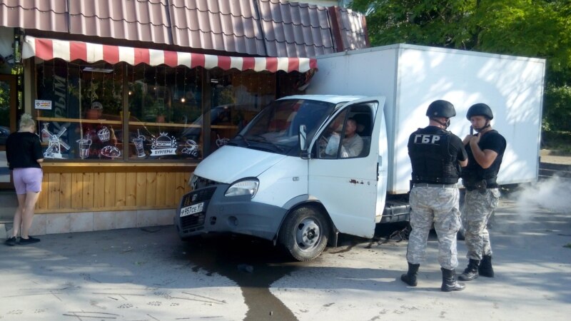 В Севастополе грузовик врезался в киоск на остановке (+фото)