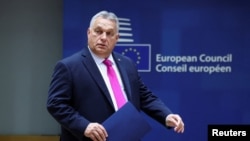 Premierul ungar Viktor Orbán și-a intensificat în ultimul timp campania împotriva deschiderii negocierilor de aderare a Ucrainei la UE, a blocat acordarea celor 50 de miliarde de euro țării devastate de război și s-a opus acordării în continuare de sprijin militar. 