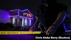 Policija ispred jednog od salona za masažu u Atlanti gdje se dogodio napad