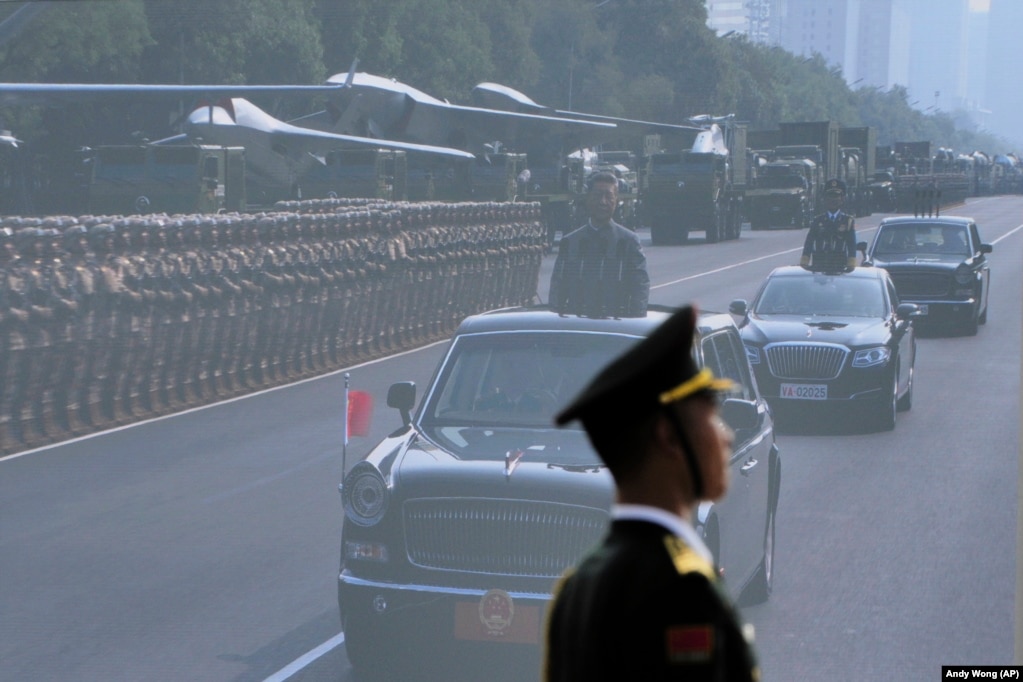 Presidenti kinez, Xi Jinping, duke u shfaqur në një ekran gjigant, teksa inspektonte paradën ushtarake në Pekin.
