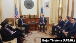Hojt Brajan Ji na sastanku sa predsednikom Skupštine Kosova Kadri Veseljijem 28. marta