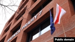 Беларускі сьцяг побач са сьцягам Эўразьвязу на будынку рады Прагі-7