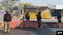 په بنو کې پولیسو او پوځیانو پر سړک ناکه لګولې او پهره ورکوي - انځور له ارشیفه. 