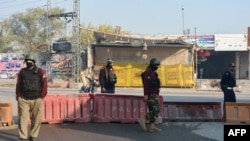 په بنو کې پوليس د امنيت ساتلو لپاره پر سړک پهره کوي ـ انځور له ارشيفه