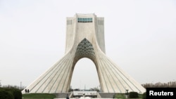 Un bărbat trece prin Piața Azadi, din Teheran, pe fondul conflictului dintre SUA și Israel cu Iranul.