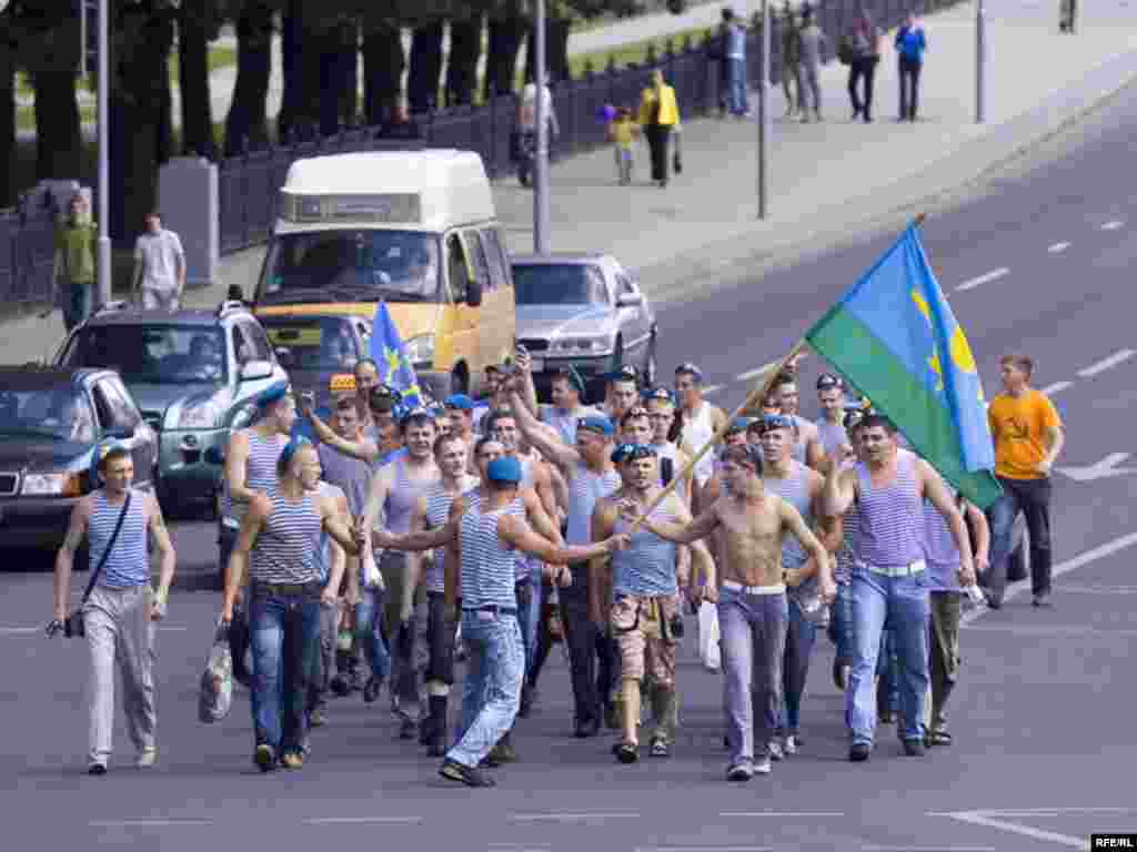 2 жніўня, нядзеля - У краіне адзначалі дзень дэсантніка, на вуліцах і ў фантанах.