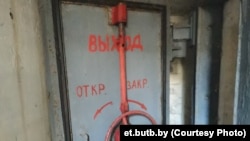 Дзьверы ў бомбасховішча, выстаўленае на продаж у Магілёве
