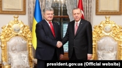 Ukraina prezidenti Petro Poroşenko ve Türkiye prezidenti Recep Tayyip Erdoğan (sağdan). İstanbul, 2018 senesi noyabrniñ 3-ü