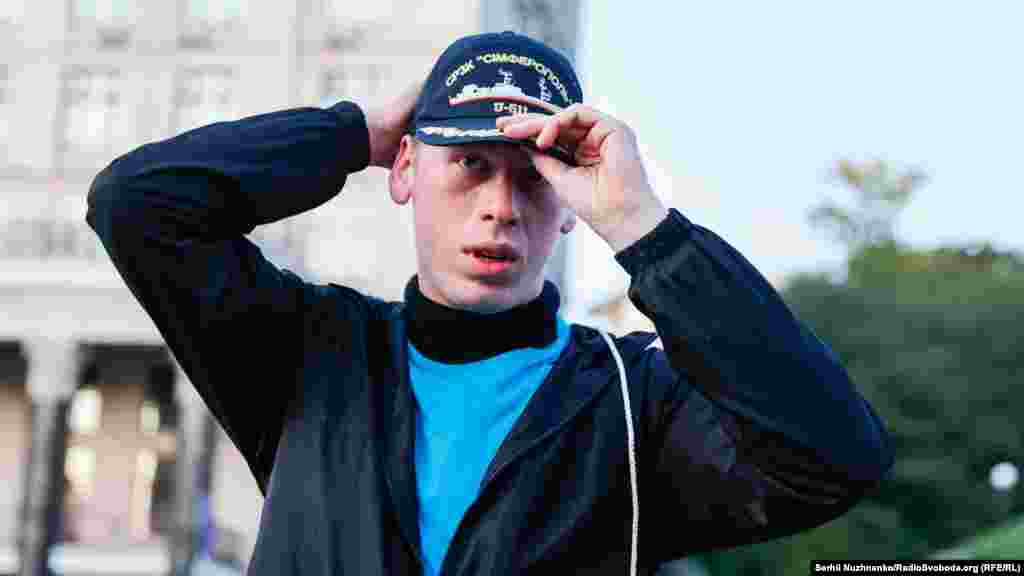 И одел кепку с названием военного корабля ВМС Украины &laquo;Симферополь&raquo;, на котором в 1997-2001 годах Дудка был командиром