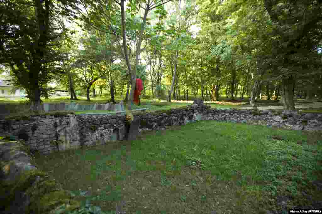 Bundan əlavə ərazidə saysız-hesabsız Orta Əsrlərə aid məzar da var. Hansılar ki, ciddi elmi-tədqiqata ehtiyac duyur. 