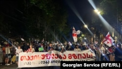 დამოუკიდებელი მედიის მხარდასაჭერი კამპანიის ფონია "ბათუმელებისა" და "ნეტგაზეთის" დამფუძნებლის, მზია ამაღლობელის პატიმრობა, რომელსაც სასამართლომ 6 აგვისტოს 2 წლიანი პატიმრობა მიუსაჯა - მას გამოძიება პოლიციელზე თავდასხმას ედავებოდა. 