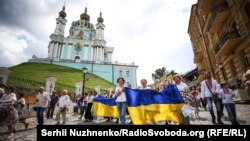 Киев: как прошел юбилейный Мегамарш вышиванок (фотогалерея)