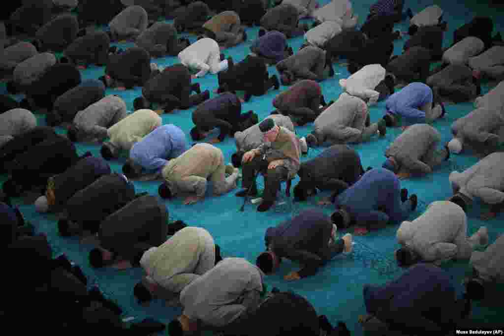 Ceceni participă la rugăciune în noua moschee, numită după primul imam al șeicului Mansur din Cecenia, în satul Aldi, de lângă Grozny.
