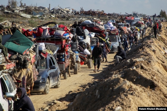 Palestinezë të zhvendosur në jug me urdhër të Izraelit gjatë luftës presin që automjetet e tyre të kontrollohen nga komiteti i Egjiptit dhe Katarit ndërsa kthehen në shtëpitë e tyre në pjesën veriore të Gazës, pranë Gazës Qytet, më 27 janar.