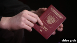 Артем показує свій російський паспорт