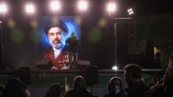 Fotografia noului lider suprem al Iranului, Mojtaba Khamenei, afișată pe un ecran în Teheran, pe 9 martie 2026 