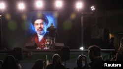 Fotografia noului lider suprem al Iranului, Mojtaba Khamenei, afișată pe un ecran în Teheran, pe 9 martie 2026 