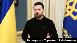 Таким чином Володимир Зеленський відповів на питання про те, чи буде він залучати парламентарів до підготовки до ймовірних переговорів для припинення війни