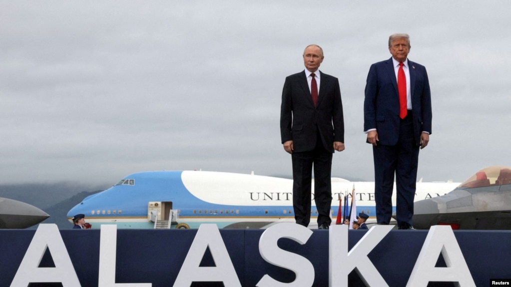 Президента США та Росії на Алясці після прибуття, відповідно, з Вашингтона та Москви на переговори. Анкоридж, 15 серпня 2025 року