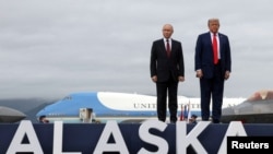 Президента США та Росії на Алясці після прибуття, відповідно, з Вашингтона та Москви на переговори. Анкоридж, 15 серпня 2025 року