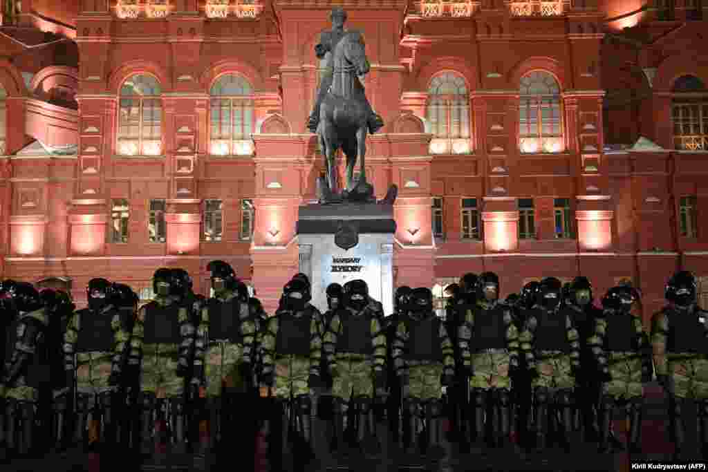 Силовики выстроились у памятника маршалу СССР Георгию Жукову у Красной площади в Москве