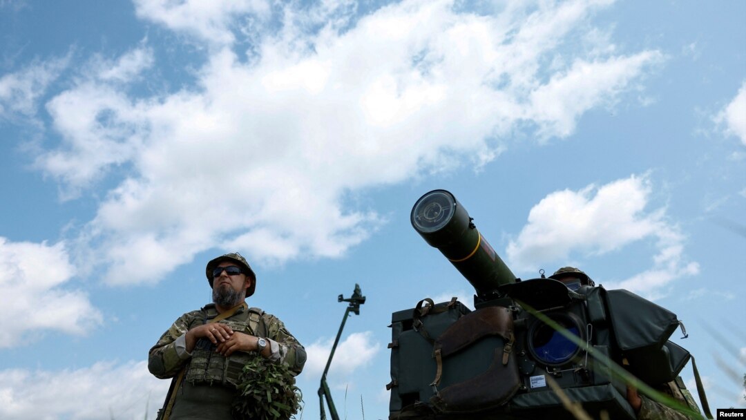 Militarii ucraineni operează un sistem portabil suedez de apărare aeriană RBS 70, în regiunea Kiev, Ucraina, 27 iunie 2023.