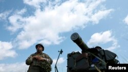 Militarii ucraineni operează un sistem portabil suedez de apărare aeriană RBS 70, în regiunea Kiev, Ucraina, 27 iunie 2023.