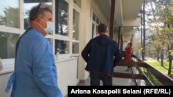 Kosovë: Familjarët vizitojnë pacientët e shtrirë në Klinikën Infektive në QKUK në Prishtinë. 
