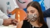 Një adoleshente merr një dozë të vaksinës Pfizer-BioNtech në qytetin Tel Aviv të Izraelit më 23 janar 2021.