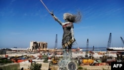Statua libanskog umjetnika Hajata Nazera, napravljena od ostataka stakla, plastike i drugih materijala nastalih u eksploziji luke u Bejrutu