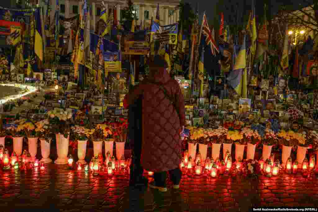 Київ, вечір 24 лютого 2026 року. На майдані Незалежності горять свічки та лампадки, які люди запалювали впродовж цілого дня