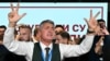 Ілія Срданович, провідний кандидат «Студентського списку», святкує новину про те, що владна партія Сербії визнала поразку на парламентських виборах, Белград, 25 жовтня 2026 року