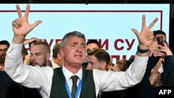 Ілія Срданович, провідний кандидат «Студентського списку», святкує новину про те, що владна партія Сербії визнала поразку на парламентських виборах, Белград, 25 жовтня 2026 року