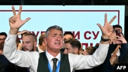 Илия Срданович празднует победу "Студенческого списка" на выборах в Сербии 25 октября