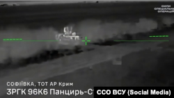 Скриншот с видео ССО ВСУ, на котором дрон атакует ЗРПК «Панцирь С-1» в аннексированном Крыму 25 февраля 2026 года