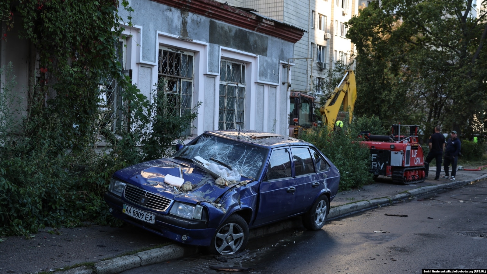 Влада: у Києві уламки БпЛА впали на дорогу – постраждала дитина, пошкоджені автівки
