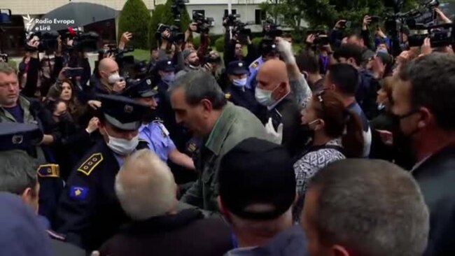 Protesta para Kuvendit në kundërshtim të qeverisë së re