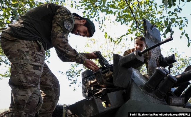 Бійці 15-ї бригади оперативного призначення Нацгвардії України “Кара-Даг” біля затрофеєного раніше в боях російського БТР-82. Покровський напрямок, Донецька область, 9 жовтня 2024 року