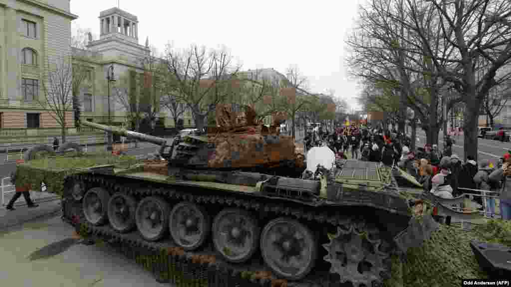 Руски танк Т-72, ​​повреден по време на войната в Украйна, е изложен пред руското посолство в Берлин, Германия, февруари 2023 г.