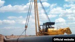 Turkmenistan -- Embedding an underground pipeline, 02Dec2010
