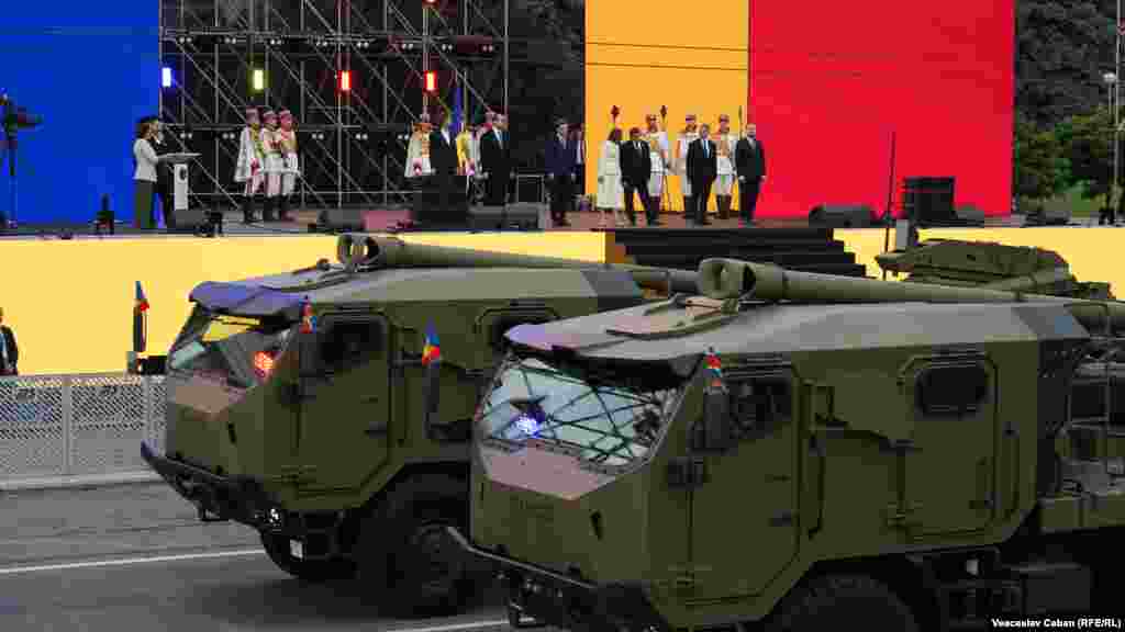 Obuziere autopropulsate ATMOS (Autonomous Truck Mounted Howitzer System), prezentate la parada de Ziua Independenței. 