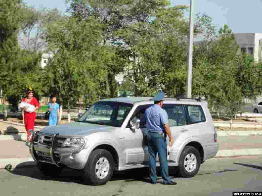 Aşgabatda polisiýa ofiseri bilen ulag sürüjisiniň gürleşip duran pursaty.
