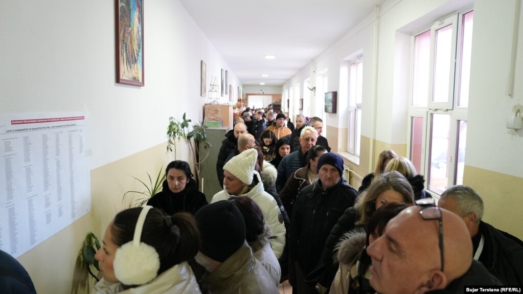 Qytetarët duke pritur për të votuar në një qendër votimi n Mitrovicën e Veriut. 