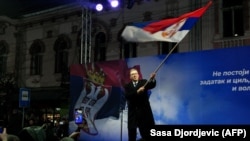  Президентът на Сърбия Александър Вучич развява сръбското национално знаме по време на проправителствен протест в град Ягодина, 24 януари 2025 година 