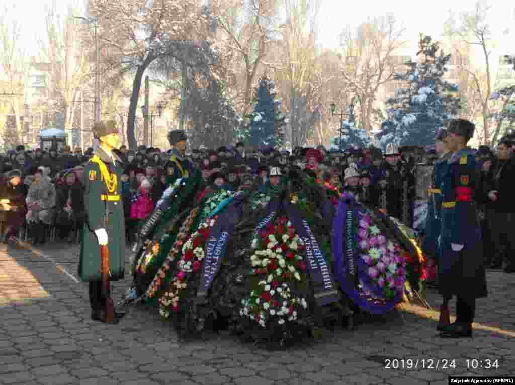 Таанымал кинорежиссер, Эл артисти Болот Шамшиевди акыркы сапарга узатуу.