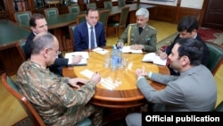 Armenia - Defense Minister Seyran Ohanian (L) meets with Iranian Ambassador Seyyed Kazem Sajjad (R) in Yerevan, 4May2016.