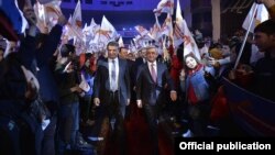 Президент Армении Серж Саргсян (справа) и премьер-министр Карен Карапетян прибывают на предвыборный митинг, 31 марта 2017г․