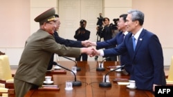 Հյուսիսային և Հարավային Կորեայի պաշտոնյաները համաձայնագրի կնքման ժամանակ, 22-ը օգոստոսի, 2015թ․